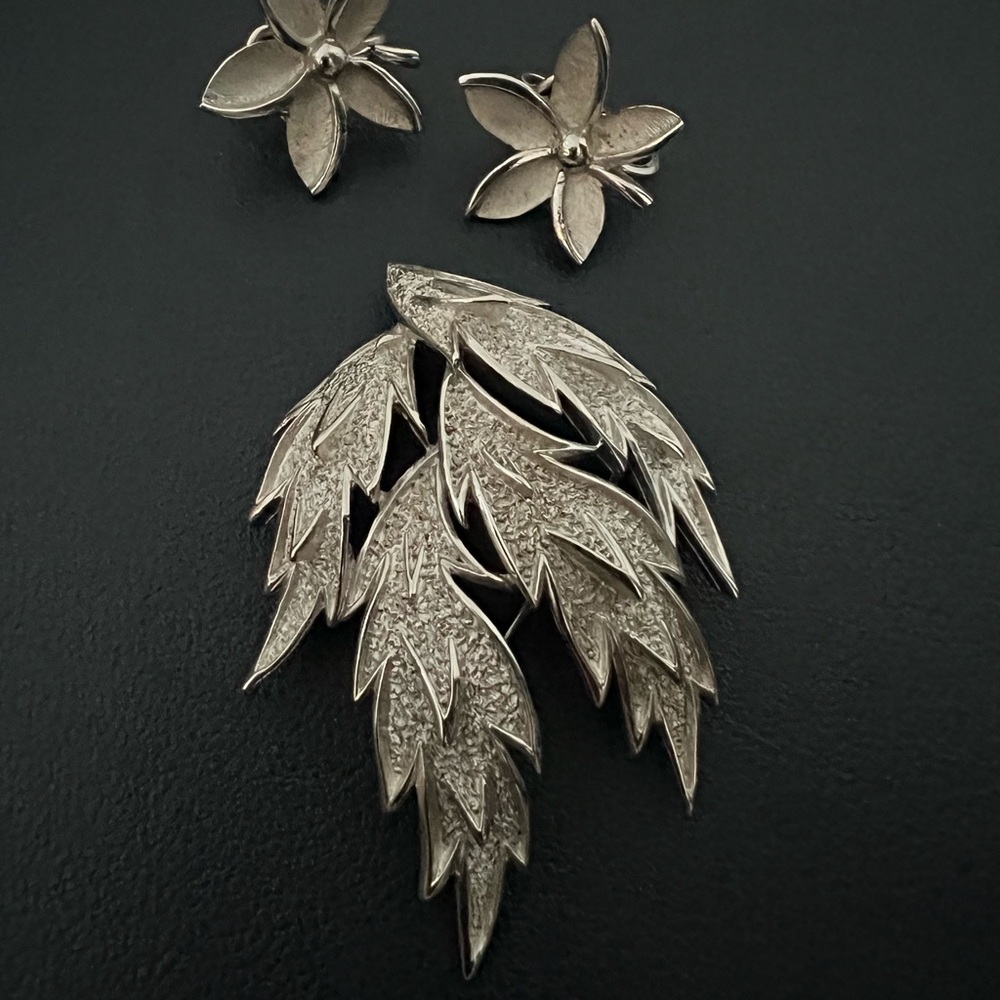 Vintage 1970's Trifari silver Tone Fire Flame Brooch Pin and earrings - Picture 4 of 7